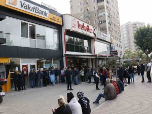 Deprem Kredisi Çekecek Vatandaşlar Bankaların Önünde Kuyruk Oluşturdu