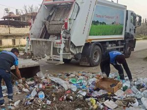 Siirt Belediyesi Temizlik Ekibi Hatay’da Çöpleri Topluyor