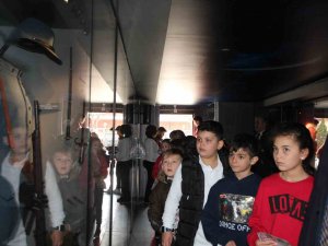 Çanakkale Savaşları Mobil Müzesi’ni Ziyaret Eden Öğrenciler Duygu Dolu Anlar Yaşadı