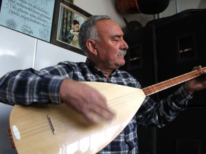 Mahalli Sanatçı Kendi Yazdığı Eseriyle Duygulandırdı