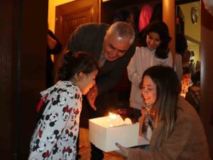 Depremzede Miniğe Doğum Günü Sürprizi