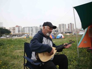 Depremzede Günlerini Saz Çalarak Geçiriyor