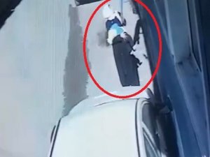 Kucağındaki Bebeğe Aldırmadan Battaniye Çalan Şahıs Kameralara Yakalandı
