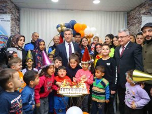 Polis Ekipleri Küçük Çocuğun ‘Pasta İstiyorum, Doğum Günümü Kutlayalım’ Ricasını Kırmadı