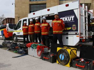 Enkazdan 40 Kişiyi Kurtaran Cekut Ekipleri Yaşadıklarını Anlattı