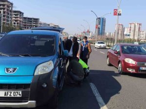 Lastiği Patlayan Sürücüye Devlet Eli