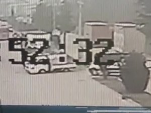 Tır İle Kamyonet Çarpıştı: 1 Ağır Yaralı