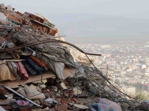 Anne Ve Babasını Depremde Kaybeden Depremzede Konuştu: "Bina Öne Devrilerek Yıkılmış"