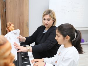 Gençler İçin Ücretsiz Piyano Ve Keman Kursları Başladı