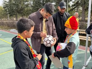 Kayserisporlu Futbolcular, Depremzede Çocukların Yüzünü Güldürdü