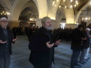 5 Asırlık Camide, Depremde Hayatını Kaybedenler İçin Mevlid-i Şerif Okundu