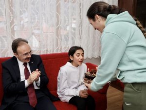 Minik Depremzedeye Doğum Gününü Sürprizi