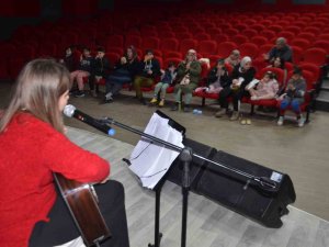 Koçarlı Belediyesi Depremzede Çocuklara Moral Oluyor
