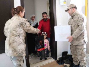 Jandarma Ekipleri Depremzede Vatandaşlarla Bir Araya Geldi