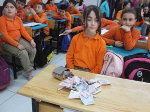 Öğrenciler Sınıf Kumbarasına Yurtta Kalan Depremzede Akranları İçin Harçlıklarını Bağışladı