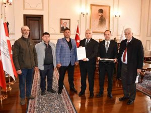Balık Satışıyla Elde Ettikleri Gelir, Depremzedeler İçin Valiliğe Teslim Edildi