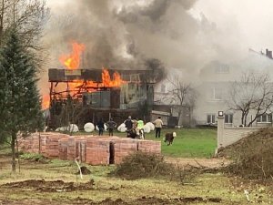 Çıkan Yangında Odunluk Ve Ahır Alevlere Teslim Oldu
