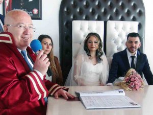Deprem Acılarını Unutup, Mutluluğa Evet Dediler