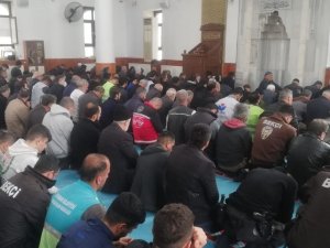 Cuma Namazı İçin Hasar Almayan Camilere Akın Ettiler