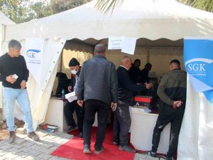 Depremzede Vatandaşlara Mobil Hizmet Noktasında Eyt Hizmeti