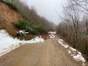 Kastamonu’da Heyelan Sebebiyle Kapanan Köy Yolu Ulaşıma Açıldı