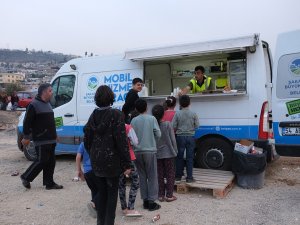 Deprem Bölgesinde Binlerce Depremzedeye Yemek Ulaştırıyorlar
