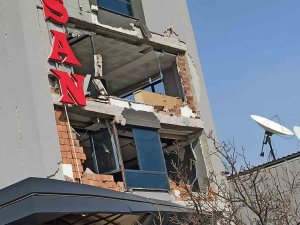 Depremde Hasar Alan Ertv Yeniden Yayına Başladı