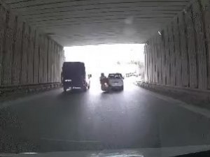 Ataşehir’de Panelvanı Sollayan Motosikletli, Önündeki Ticari Araca Çarpıp Yere Savruldu