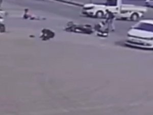 İ̇ki Motosiklet Kafa Kafaya Çarpıştı, 4 Kişi Yola Savruldu, Kaza Anı Kameraya Yansıdı