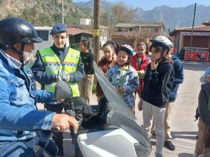 Jandarma Öğrencilere Kask Eğitimi Verdi