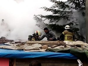 Yangında Çöken Çatıdan Düşen 3 İtfaiye Eri Ölümden Döndü