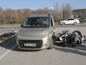 Hafif Ticari Araç İle Motosiklet Çarpıştı: 1 Ölü