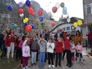 Depremzede Çocuklar ‘Tek Katlı Ev’ Dileyerek Balonları Gökyüzüne Saldı