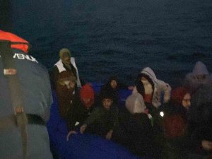 Motoru Arızalanan Lastik Bottaki Göçmenleri Sahil Güvenlik Kurtardı