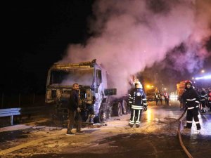 Deprem Bölgesine İş Makinası Taşıyan Tır Alevlere Teslim Oldu