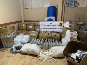 İ̇stanbul’da Kaçak Alkol İmalathanesine Baskın: 3 Bin 700 Litre Sahte İçki Ele Geçirildi