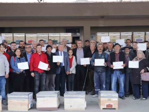 Arıcılık Kursunu Tamamlayan Kursiyerlere Kovan Hediyesi