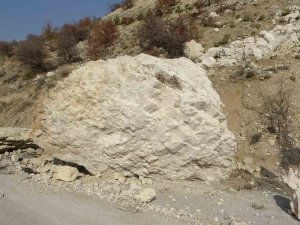 Deprem , Malatya’da Dağları Yerinde Oynattı