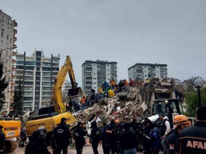 100 Kişiye Mezar Olan Apartmanın Müteahhitti Baba-kız Aranıyor
