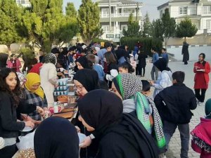 Hayır Amaçlı Satış Yapılan Pazar Kurup Depremzedeler İçin Bağış Topladılar