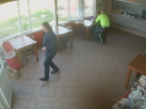 Trafik Polisinden Hayat Kurtaran Heimlich Manevrası