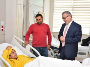 Müdür Akyol, Depremzede Öğrenci İle Hastanede Bir Araya Geldi
