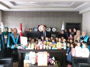 Uşaklı Çocuklar Depremzede Çocuklara Hediye Gönderdi