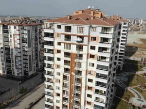 Ölümü Göze Alıp Ağır Hasarlı Binadan Eşyalarını Çıkardılar