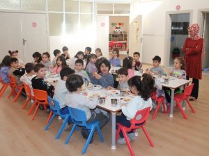 Minikler Ücretsiz Yemekle Buluştu