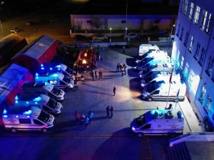 Deprem Bölgesinde Bulunan Sağlıkçılar, Teyakkuzda Bekliyor