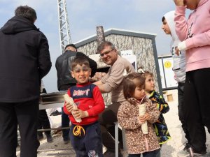 Depremzede Çocuklara Oltu Cağ Kebabı İkram Ettiler
