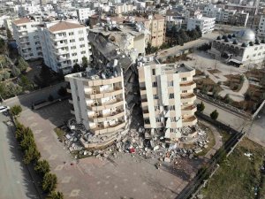 Birbirine Yaslanan Bloklar Devrilmekten Kurtuldu