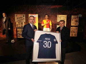 Bakan Kasapoğlu, Messi’nin İmzalı Formasını Depremzedeler İçin Bağışladı