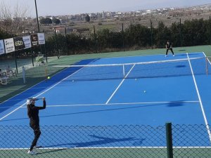Salihli’de Depremzedeler Yararına Tenis Turnuvası Düzenlendi